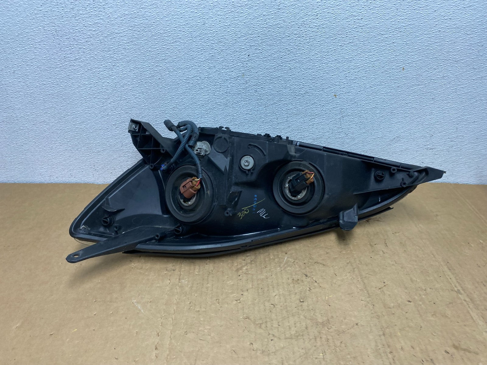 2004-2005 Toyota Sienna Driver Right Passenger Halogen Headlight AD1326 DW6
