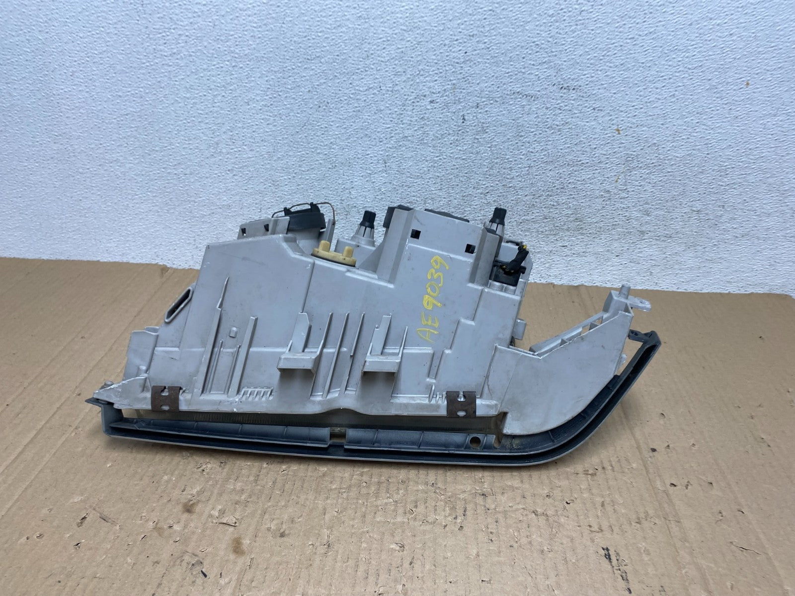 1997 - 2000 Mercedes C C230 W202 Front Right Passenger Headlight AE9039 DG6
