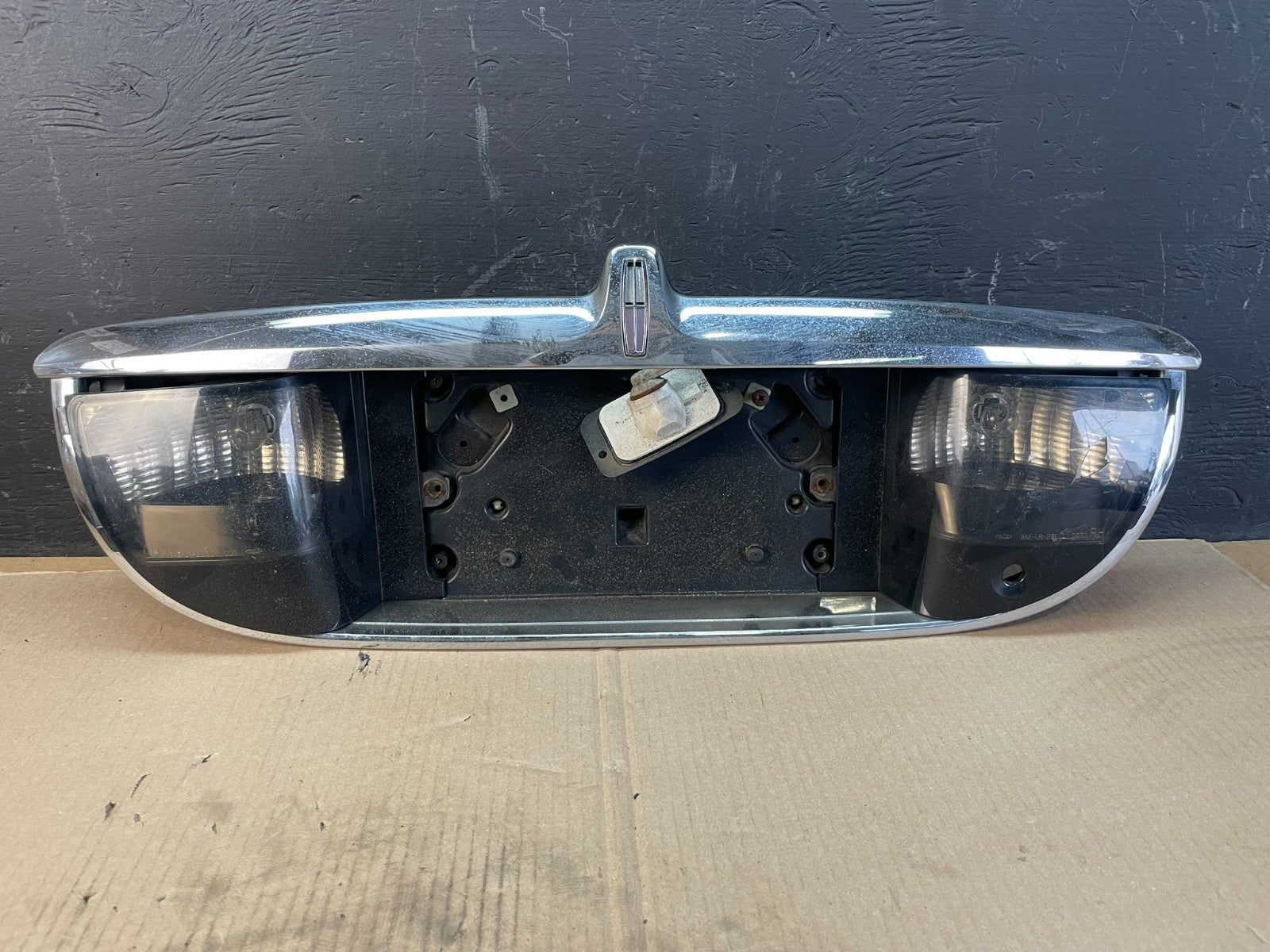 1999-2002 Lincoln Continental License Plate Panel Backup Lights Trim AB7946 DG0