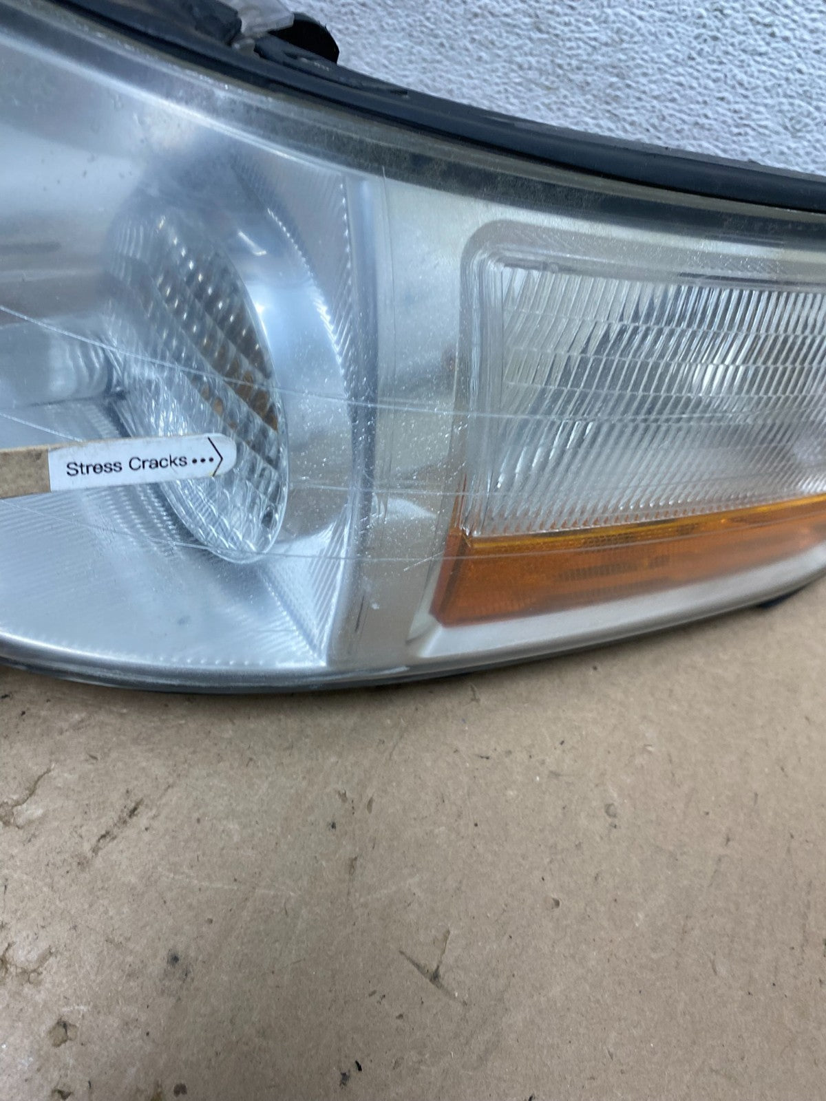 2005 to 2011 Lincoln Town Car Left Driver LH Side Headlight AE6132 DW3