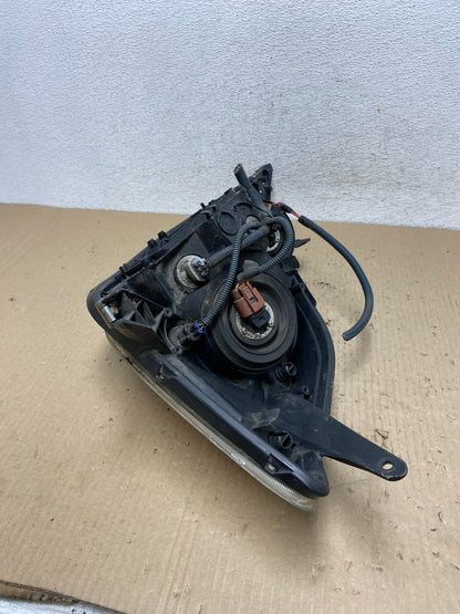 2004-2005 Toyota Sienna Right Passenger Halogen Headlight AF2826 DW8