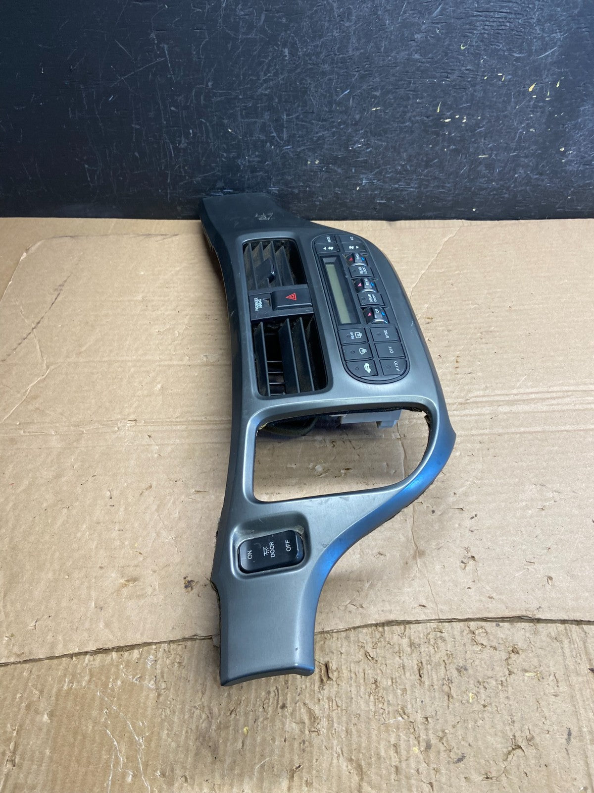2005 to 2010 Honda Odyssey Radio Climate Control Dash Trim Bezel AF2022 DW1
