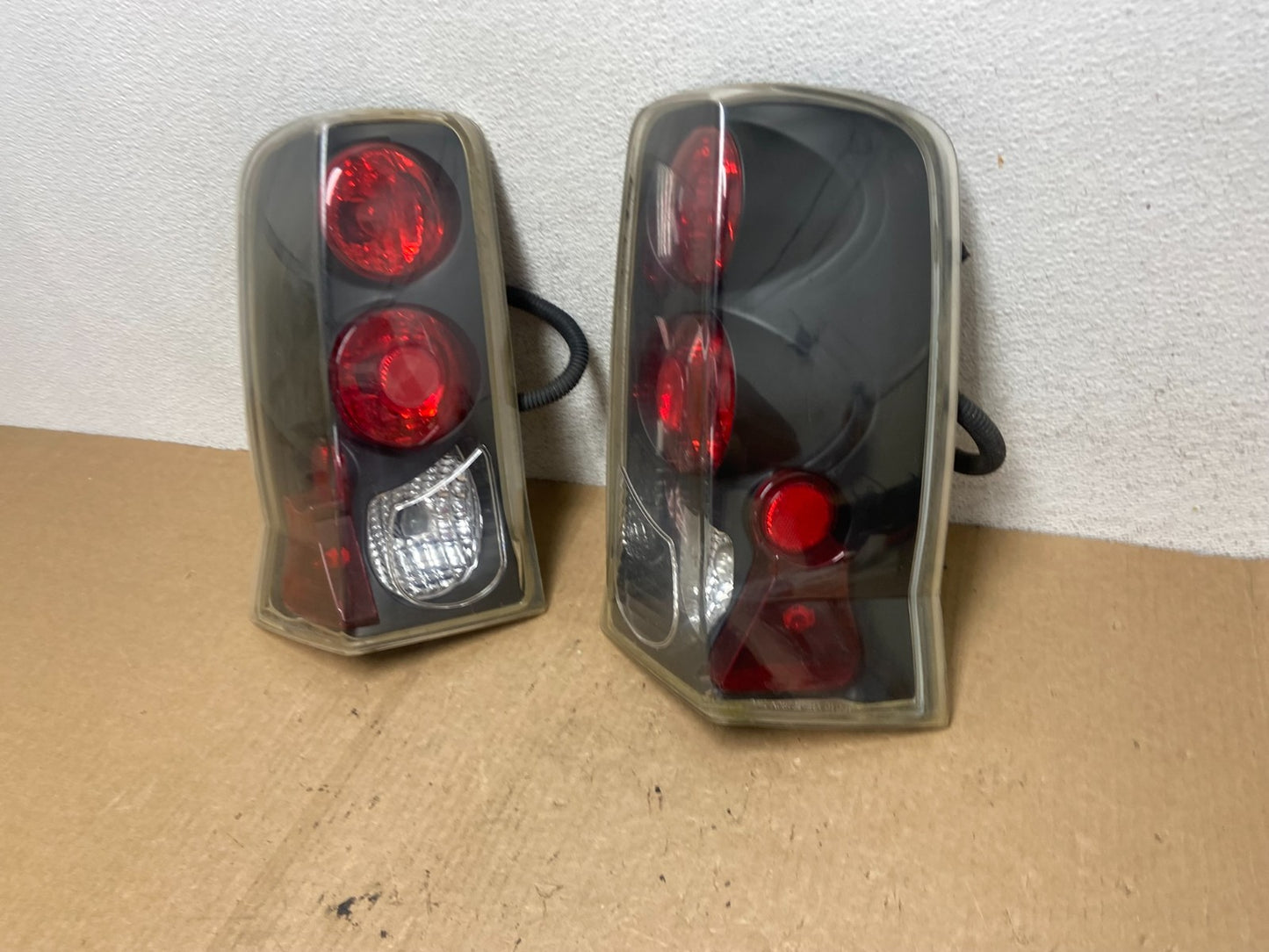 2002 to 2006 Cadillac Escalade Left+Right Side Tail Lights AF97470