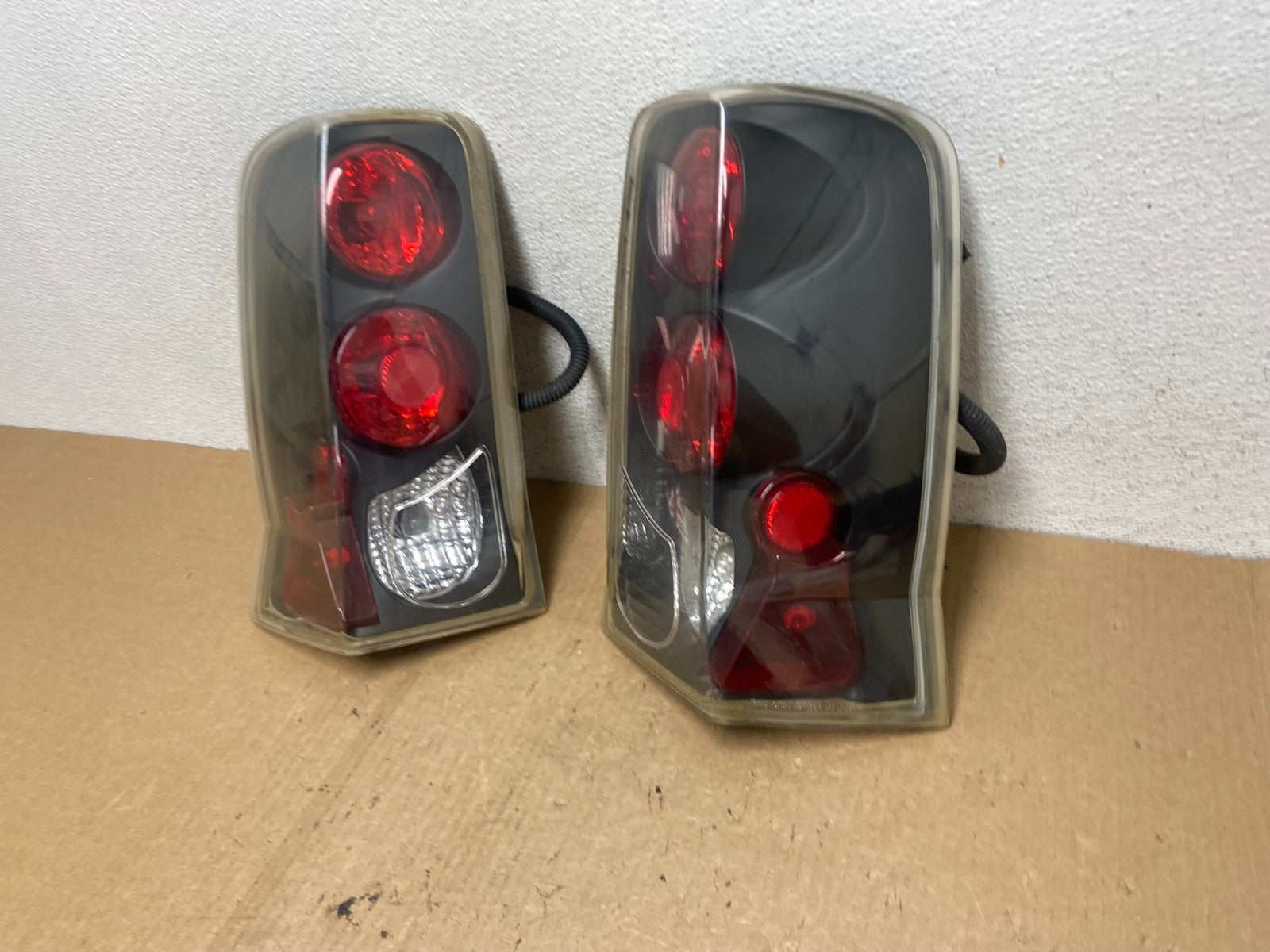 2002 to 2006 Cadillac Escalade Left+Right Side Tail Lights AF97470