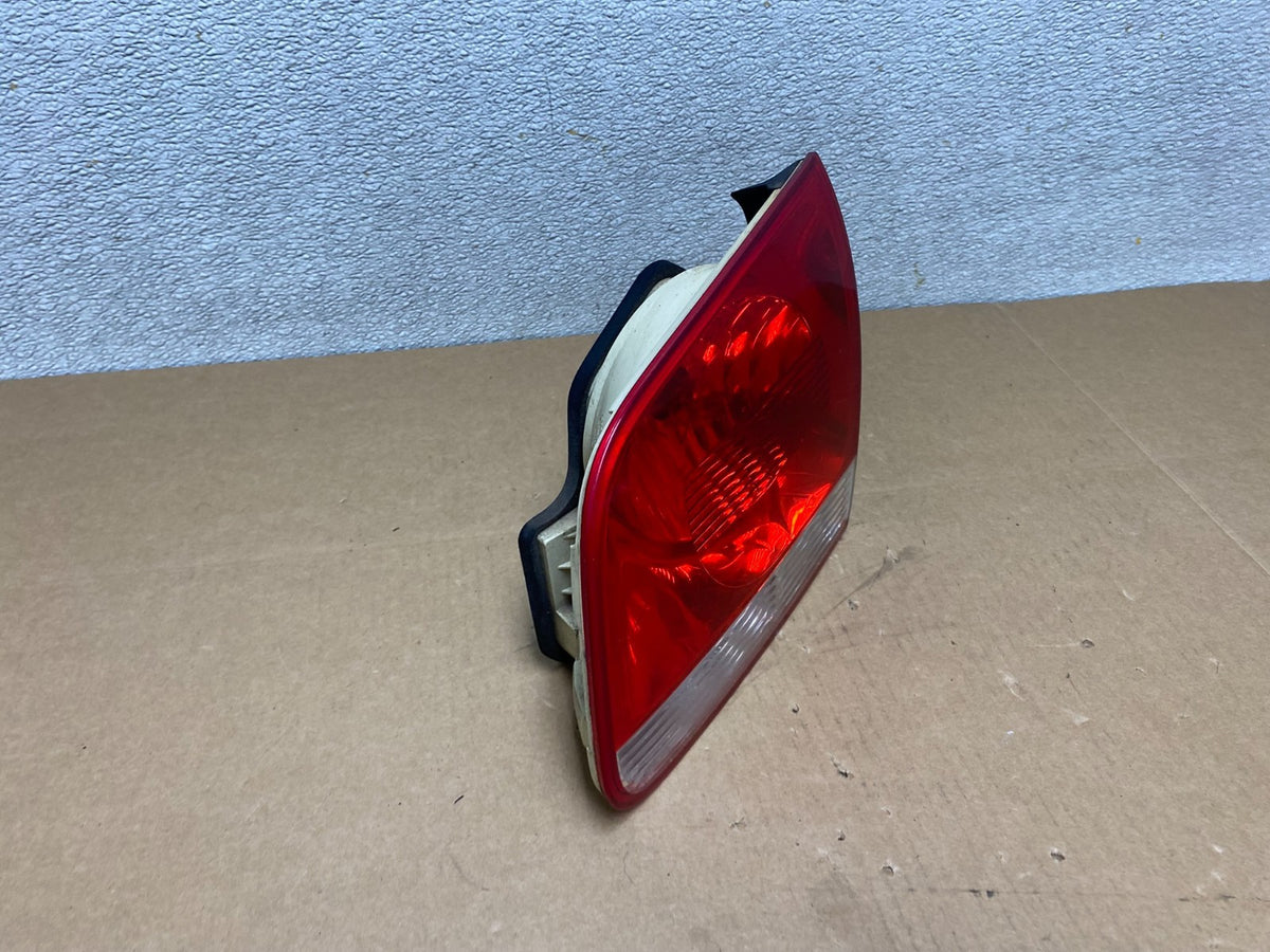 2004-2007 Volkswagen Touareg Right Passenger Rh Side Inner Tail Light V47832