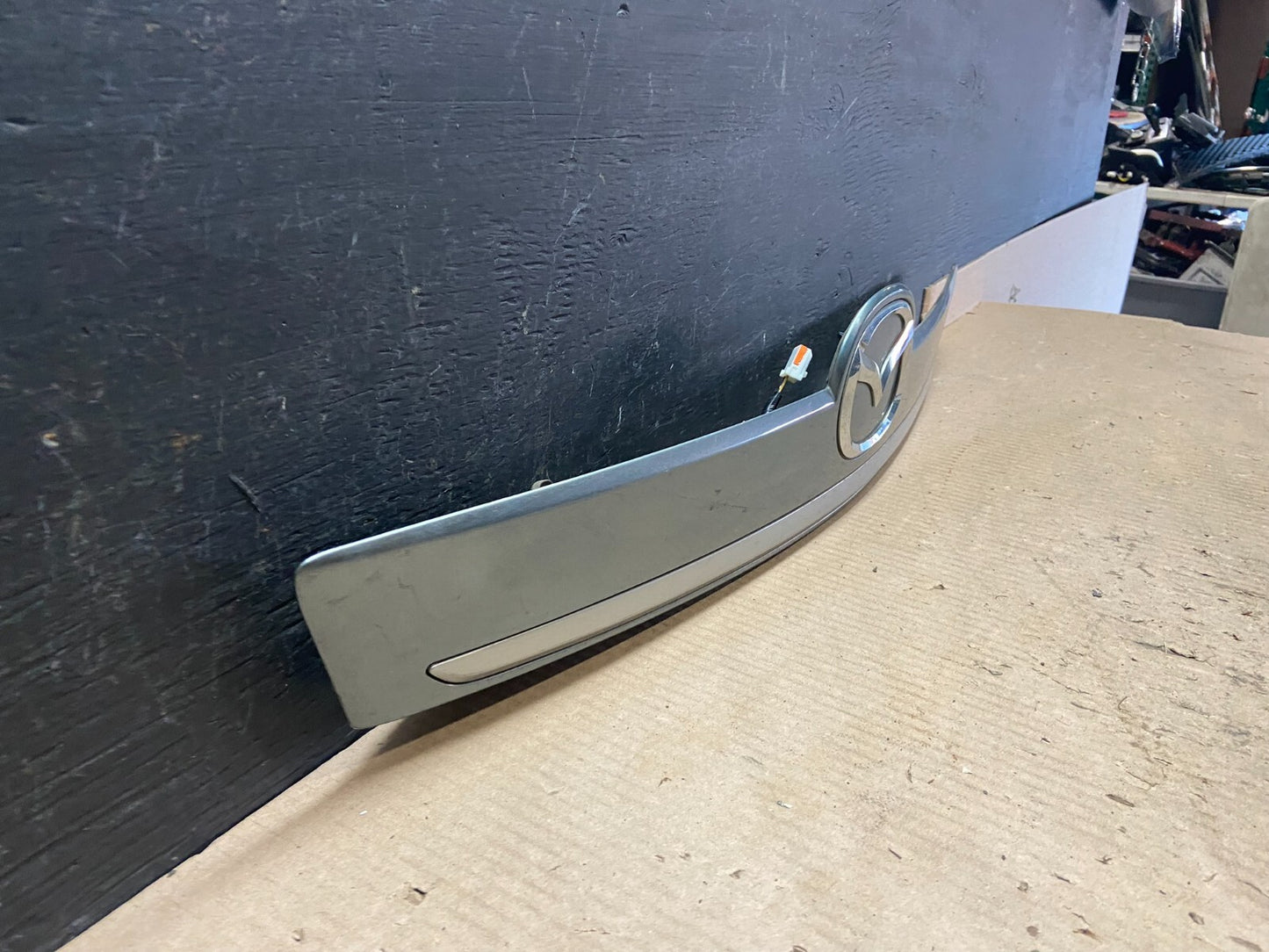 2007 to 2009 Mazda CX-9 Trunk Lid Garnish Panel Molding Trim Backup Camera E41032