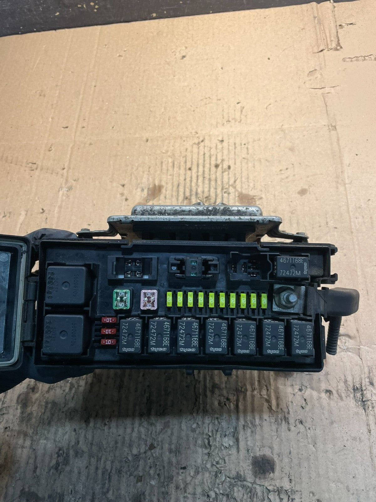 2004 2005 Dodge Durango Fusebox Fuse Box Relay Body BCM Module V2117 DG5