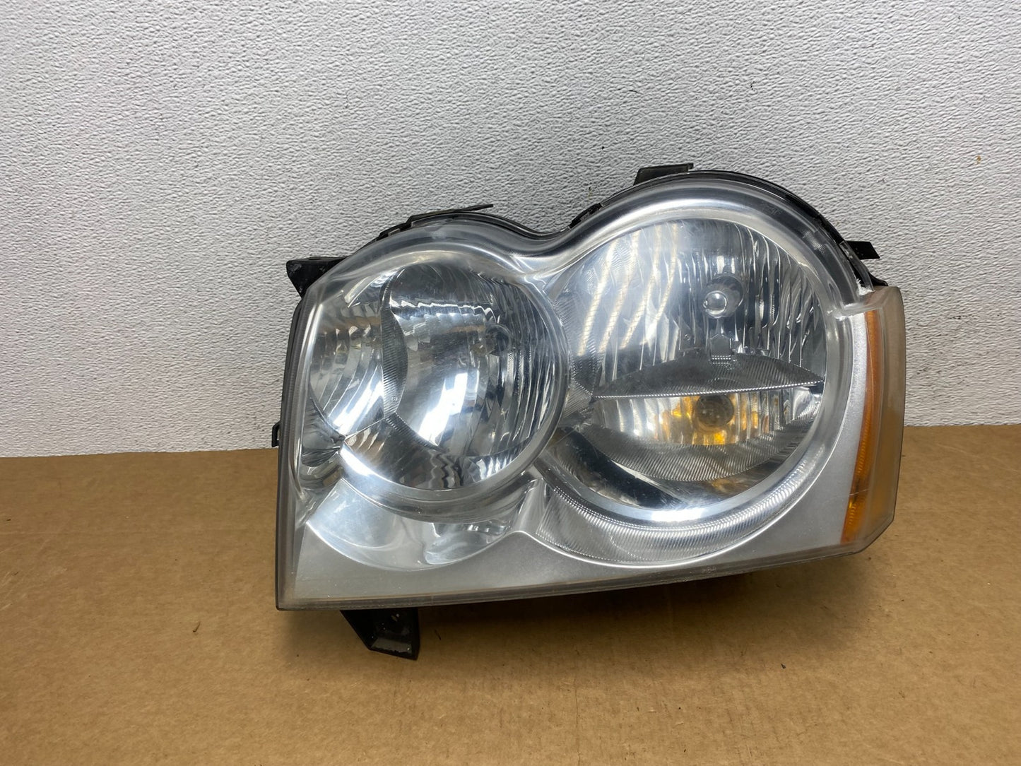 2005-2007 Jeep Grand Cherokee Left Driver LH Halogen Headlight AD4462 DW0