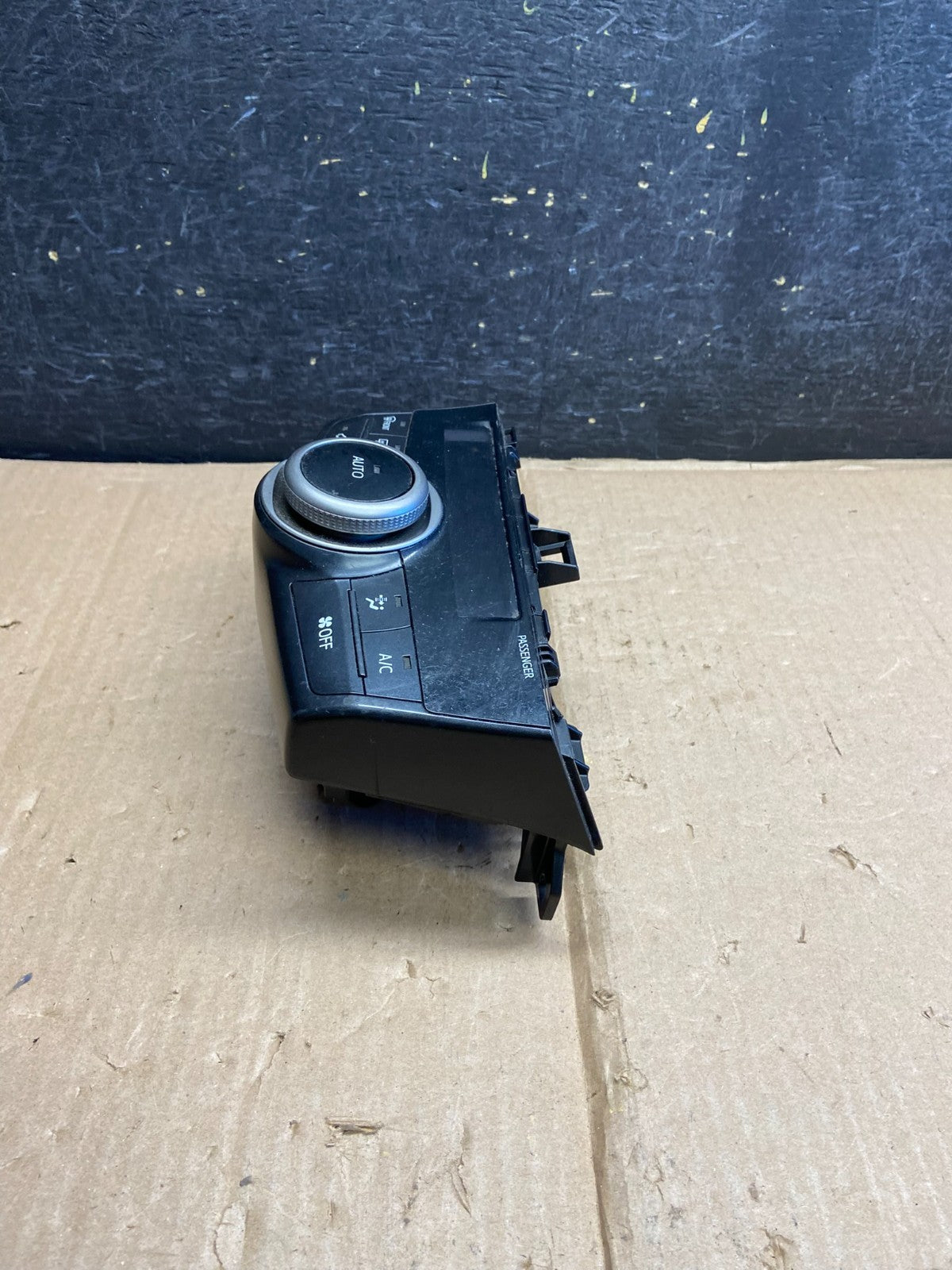 2015 - 2018 Toyota Prius V A/C Heater Climate Control Unit Switch AH5644 DG2