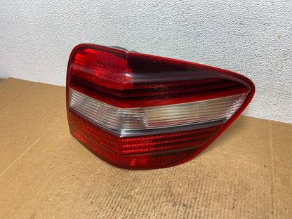 2009 to 2011 Mercedes ML350 ML-Class Right Passenger RH Tail Light AE0631 LK1