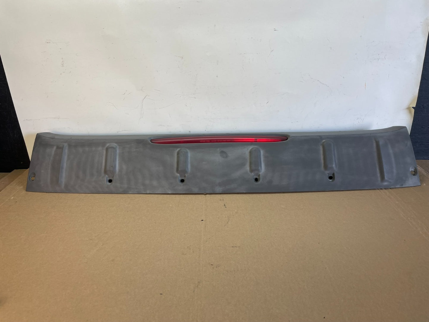 2002 to 2006 Chevrolet Avalanche 1500 Cente Spoilerr 3rd Brake Light AG7580 DG3
