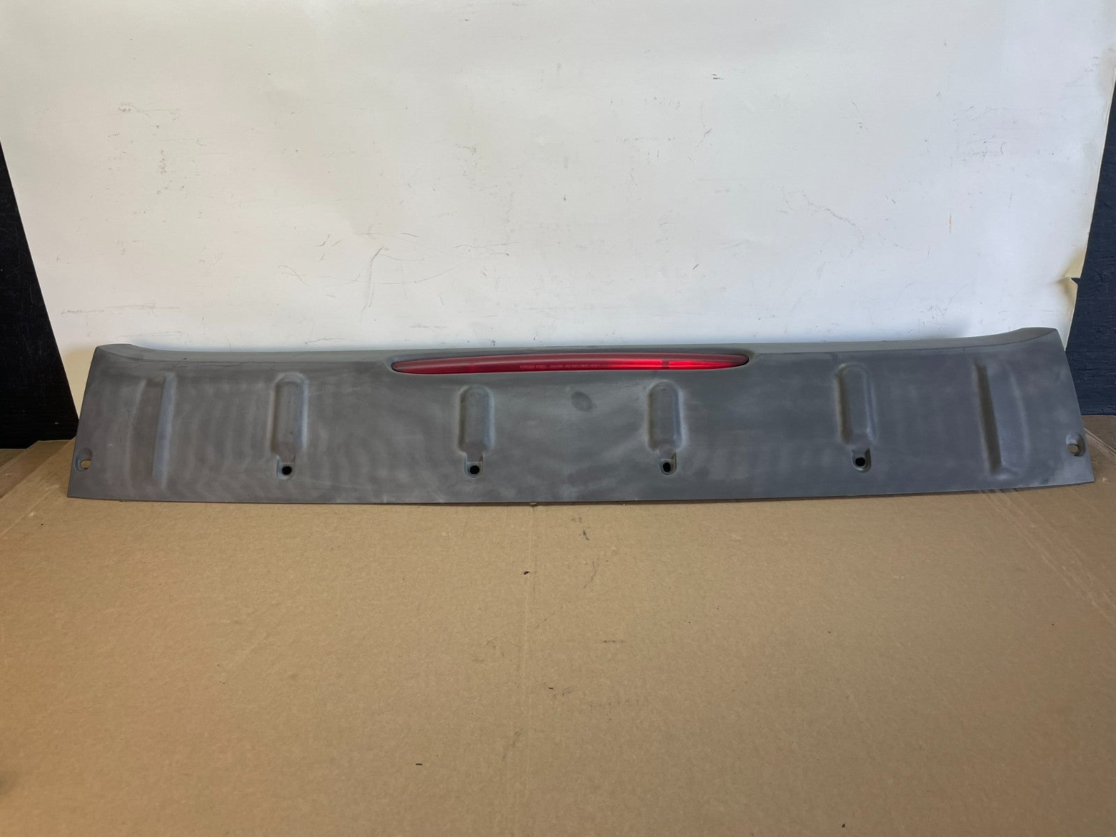 2002 to 2006 Chevrolet Avalanche 1500 Cente Spoilerr 3rd Brake Light AG7580 DG3