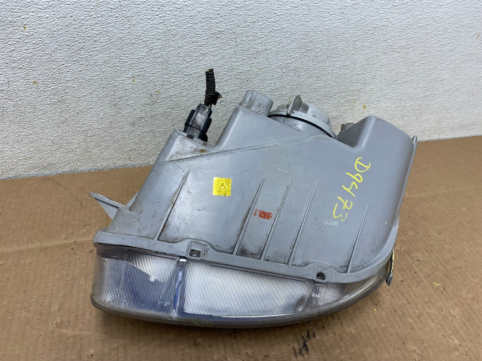 2000 to 2002 Daewoo Nubira Station Wagon Right Side Headlight OEM D94735