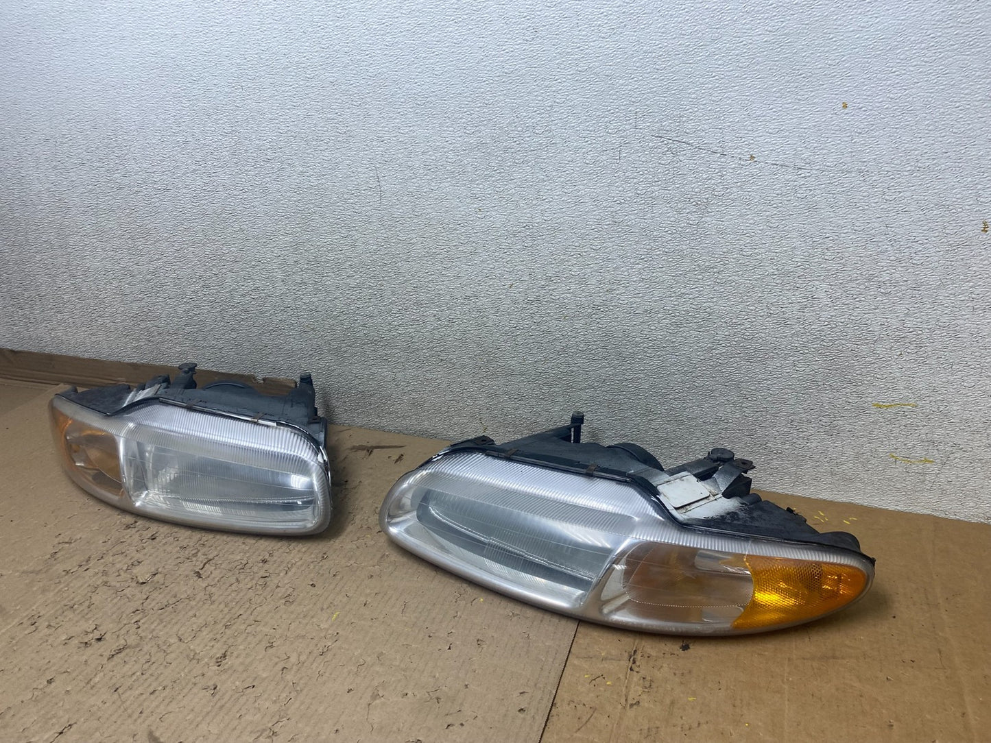 1996-2000 Chrysler Sebring Left+Right Side Halogen Headlights U2411 DW1