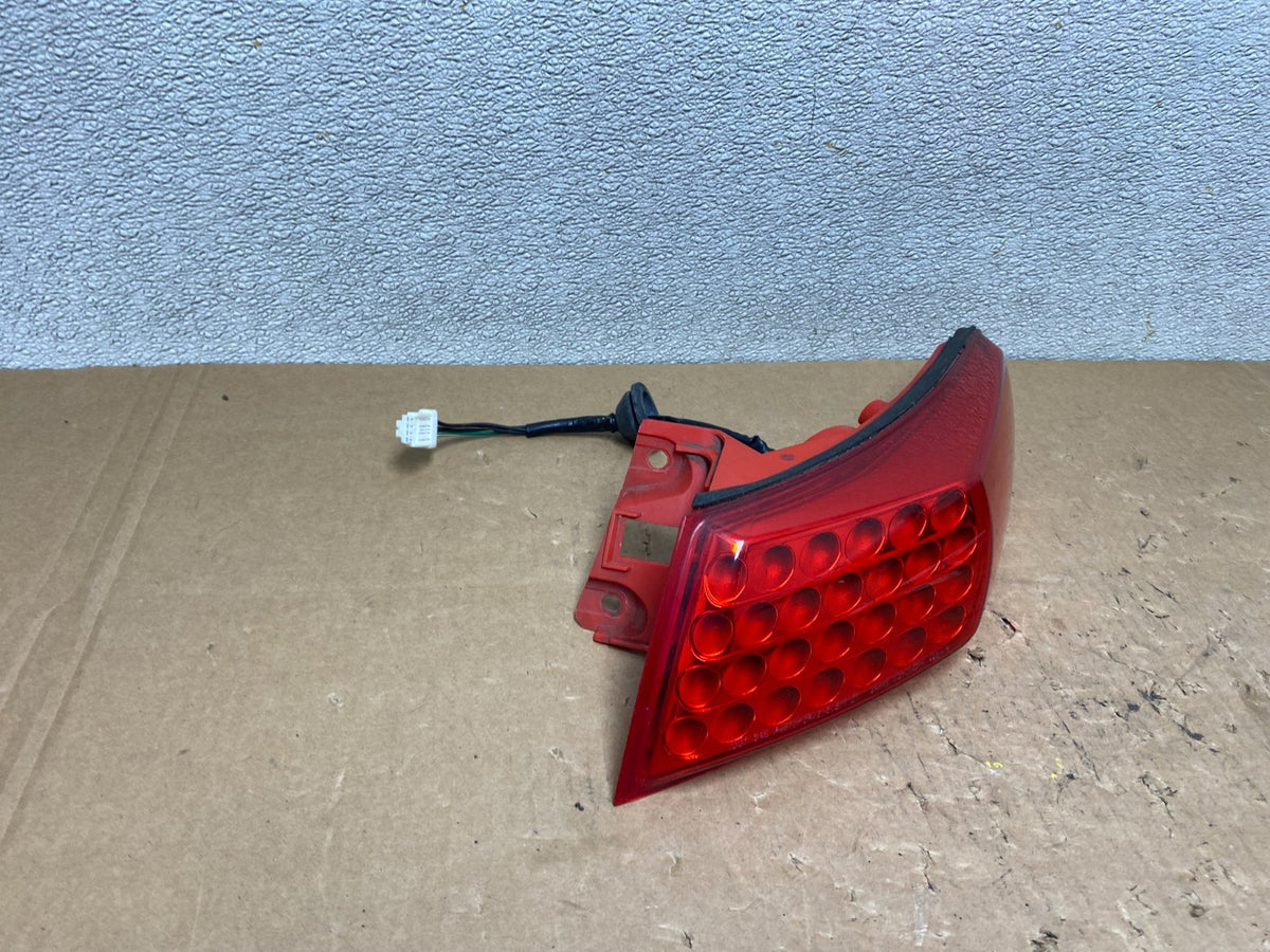 2003 to 2008 Infiniti FX35 FX45 Right Passenger RH Side Tail Light V5176 DW2