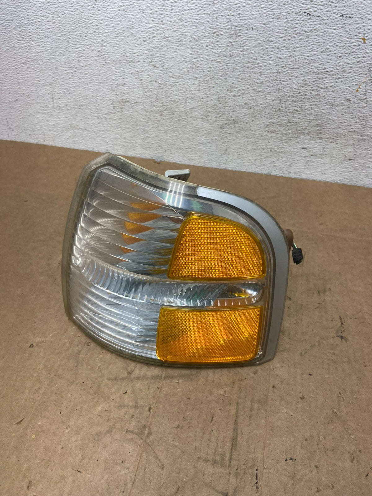 2002-2004 Ford Explorer Front Left Driver LH Side Turn Signal AD6358 DG0