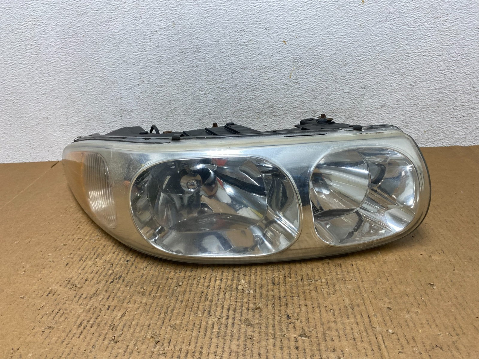 2000 to 2005 Buick Lesabre Headlight Right Passenger Side Halogen AE1414 DW0