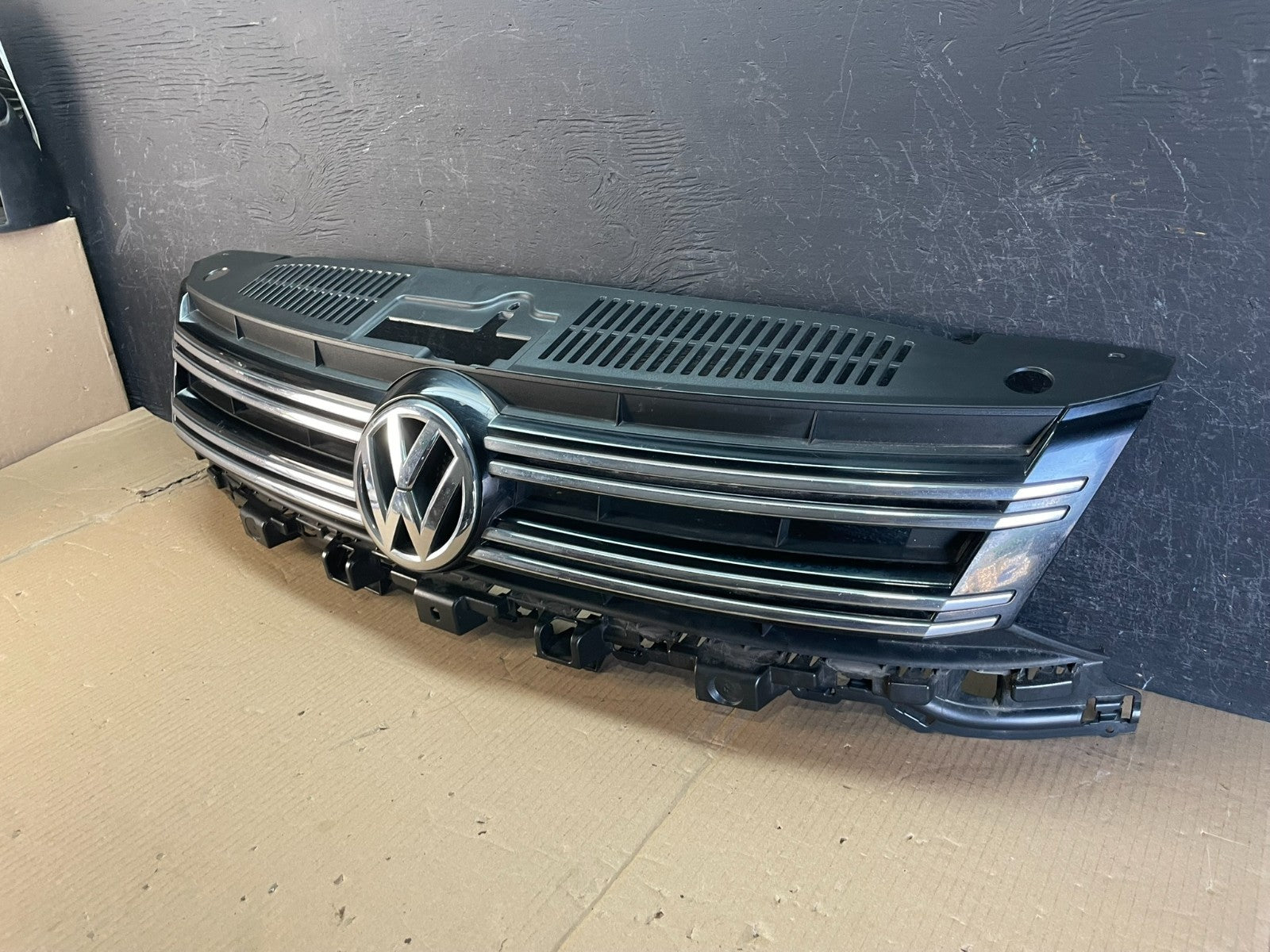 2012 to 2017 Volkswagen Tiguan Front Upper Grill Grille AE3602 DG1