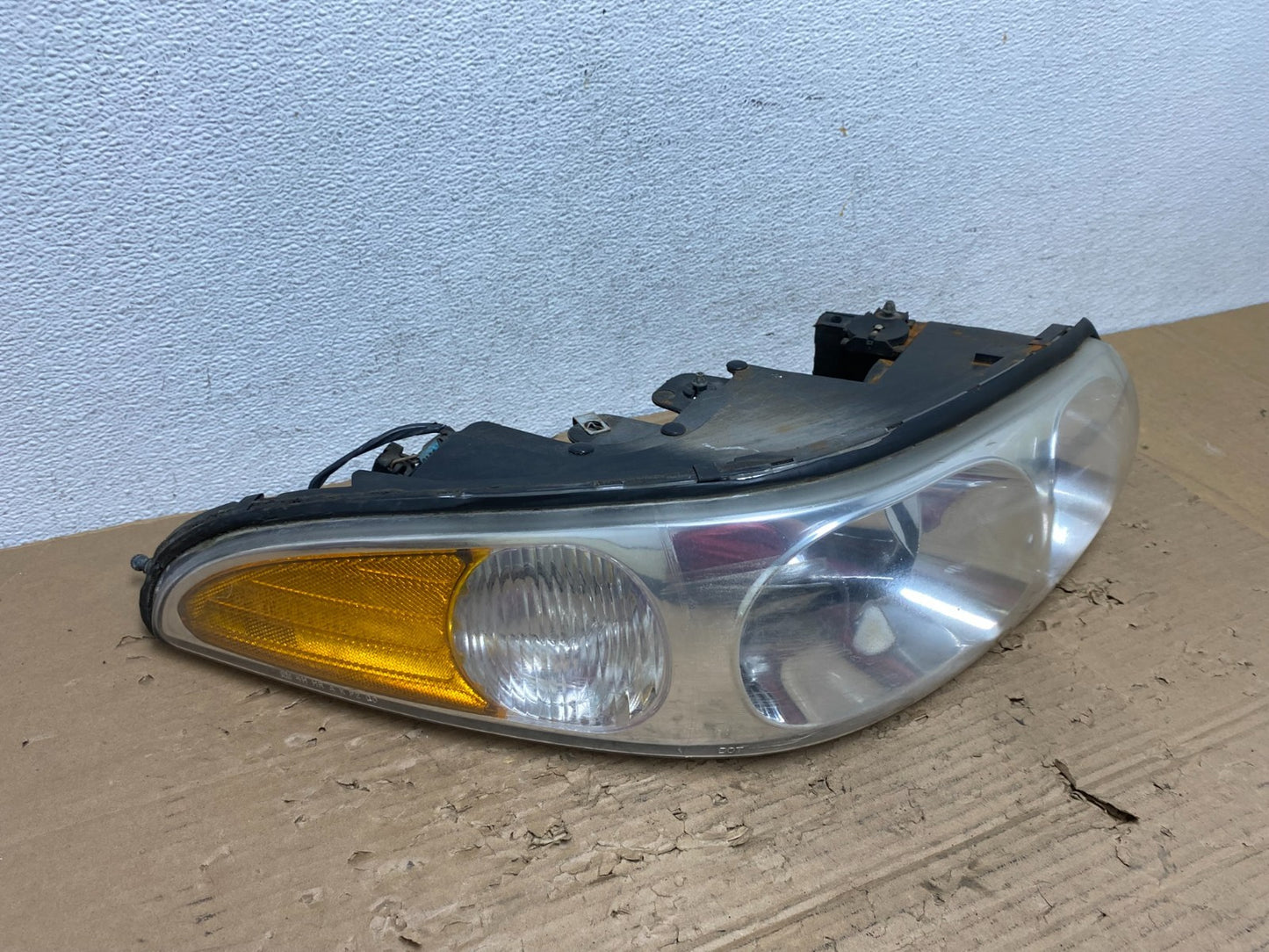 2000 to 2005 Buick Lesabre Headlight Right Passenger Side Halogen AD4379 DW2