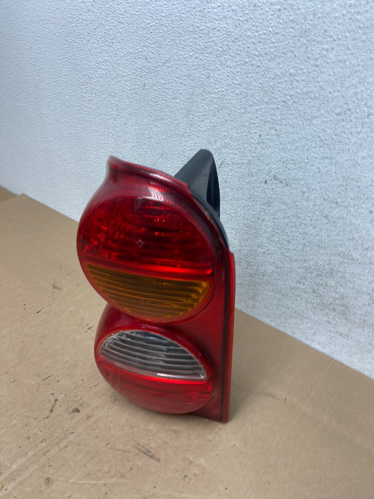 2002 2003 2004 Jeep Liberty Left Driver LH Side Tail Light AE5999 DW1