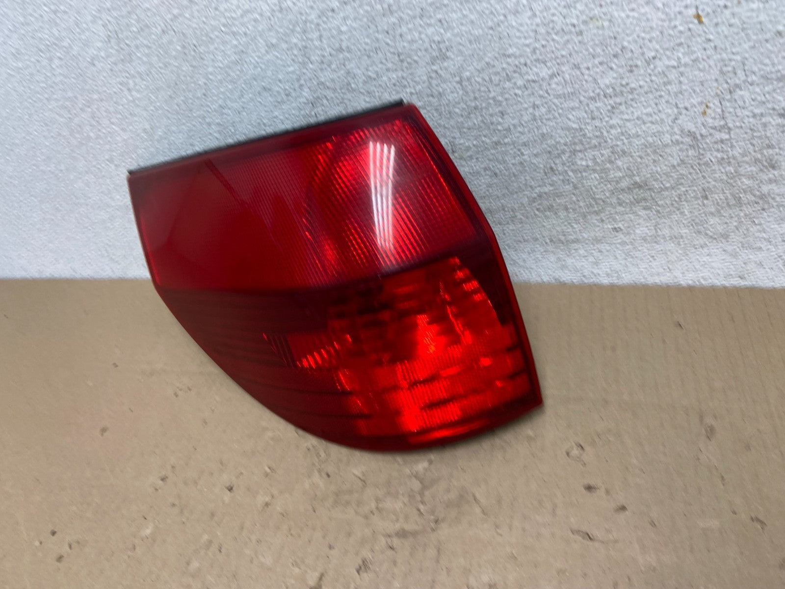 2004 to 2005 Toyota Sienna Left Driver LH Side Tail Light AG5909 DW1