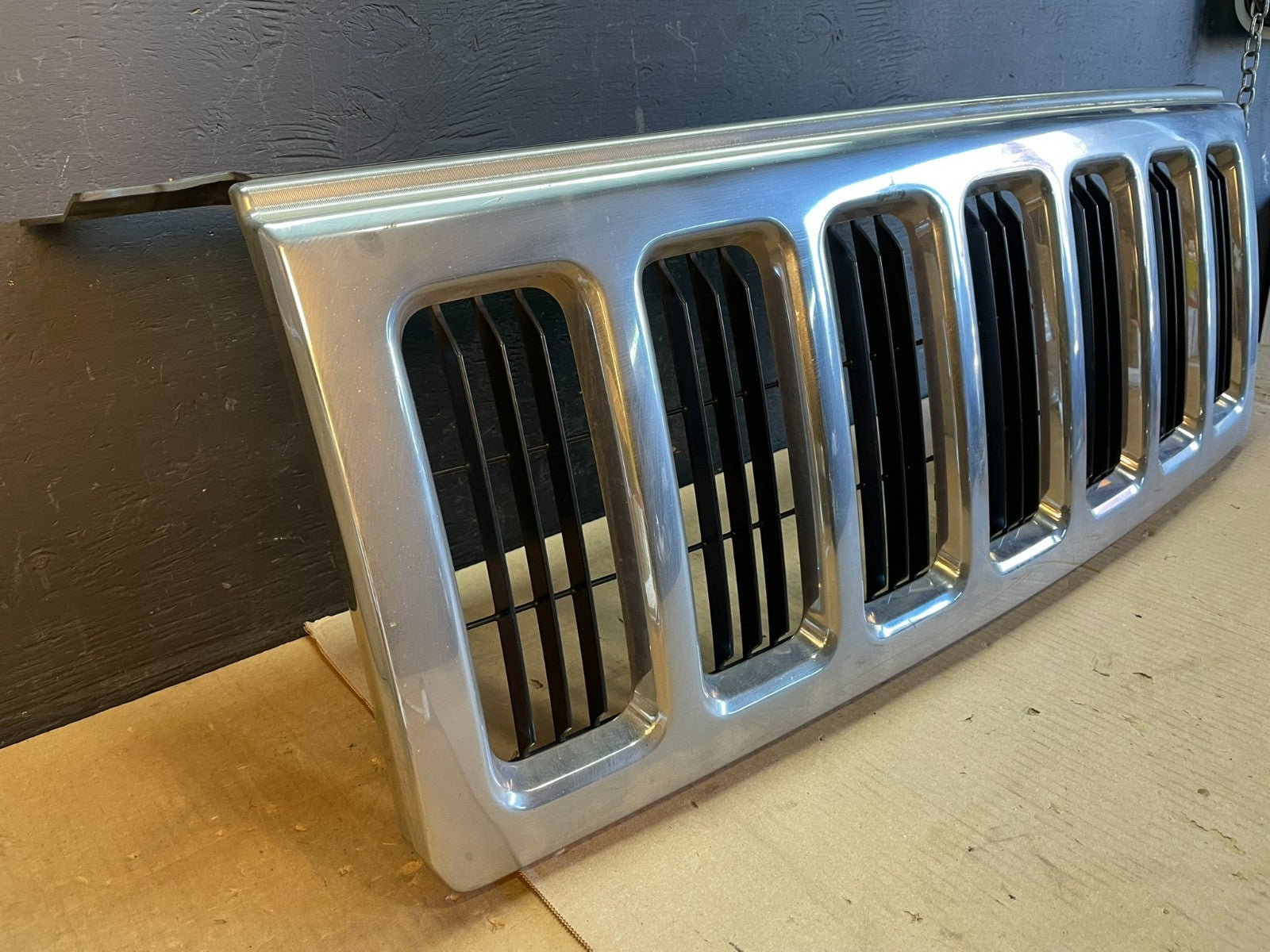2006 to 2010 Jeep Commander Front Upper Grill Grille OEM ab7870 DG2