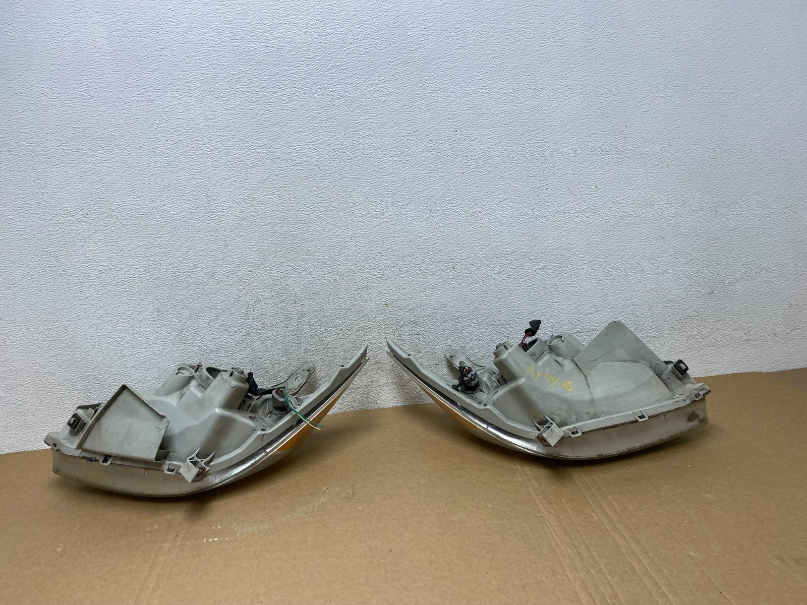 2005 to 2008 Pontiac Vibe Left+Right Side Headlights Halogen AF9906 DW9