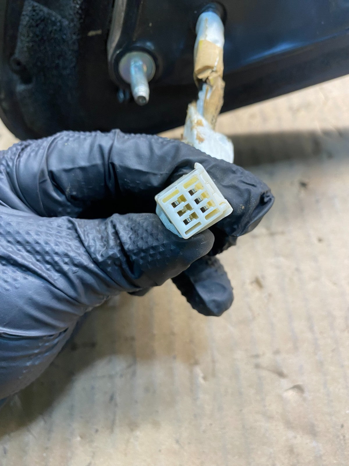 2001 to 2006 Toyota Sequoia Left Driver View Door Mirror OEM AB0589 MS5