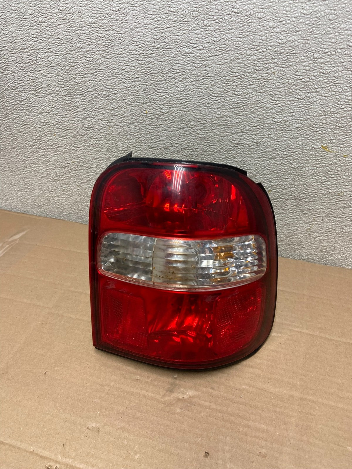 1998 to 2002 Kia Sportage Right Passenger RH Side Tail Light Oem AA8648 LK0