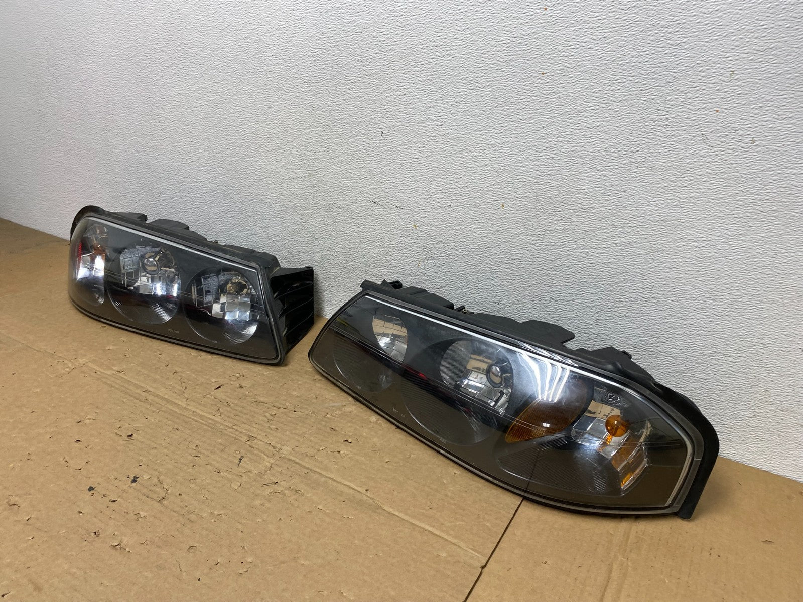 2000 to 2005 Chevrolet Impala Left+Right Set Headlights AD4058 DW1