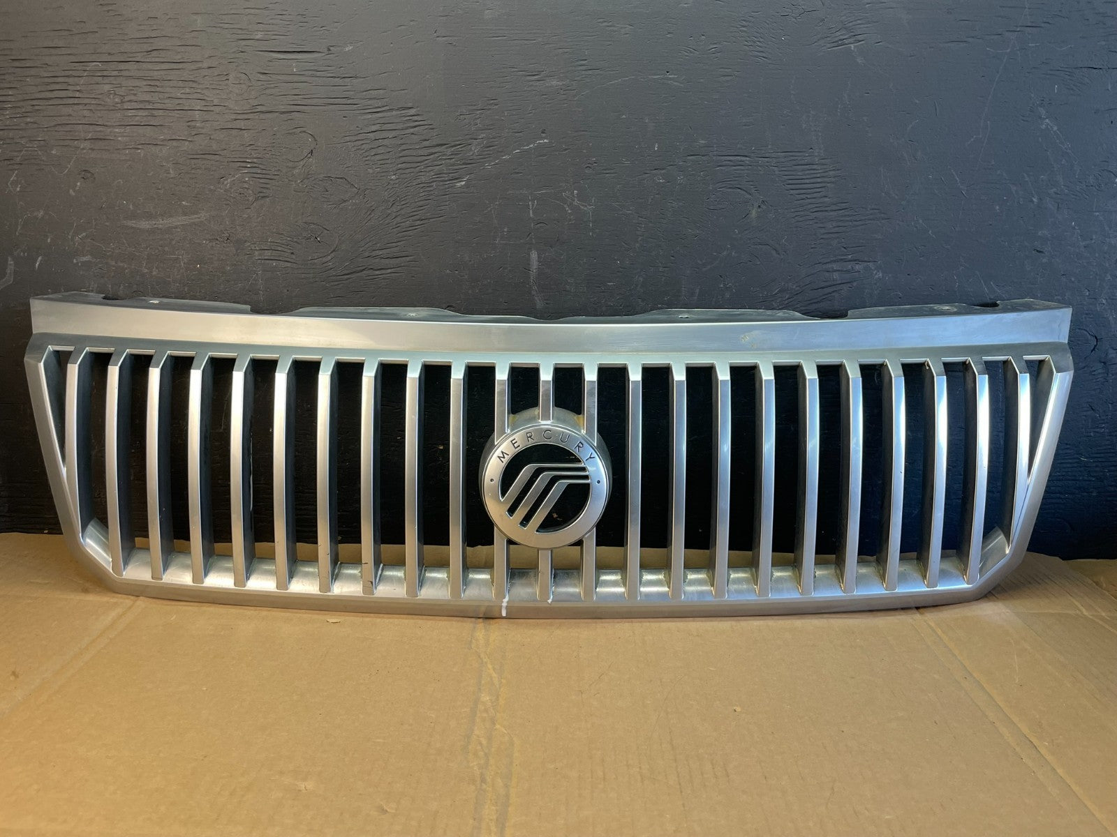 2002 to 2005 Mercury Mountaineer Front Upper Grill Grille AC5303 DG0