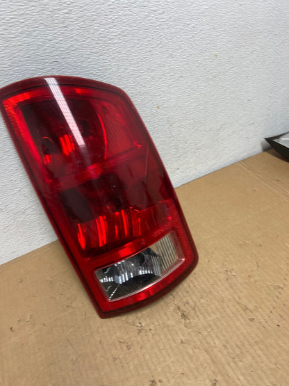 2002 to 2006 Dodge Ram 1500 Right passenger Rh side Tail Light AD0969 LK2