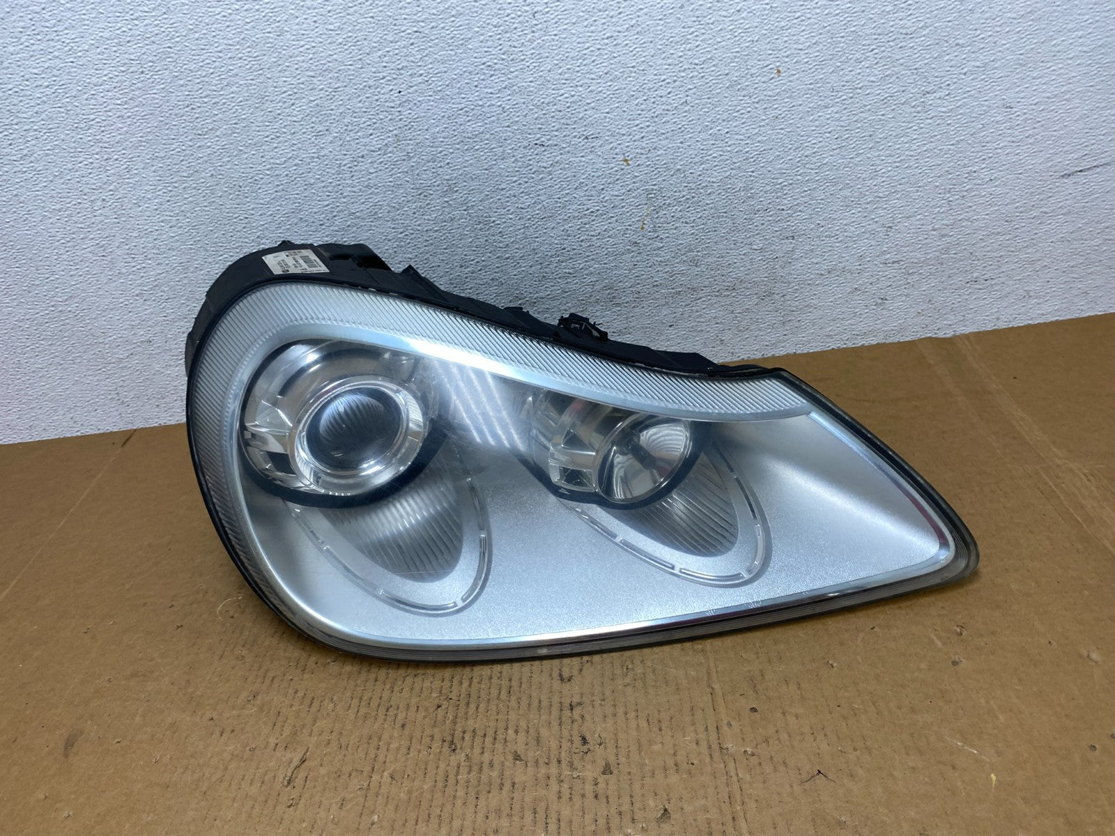 2008 to 2010 Porsche Cayenne Right Passenger Headlight Xenon HID AE0686 DW0