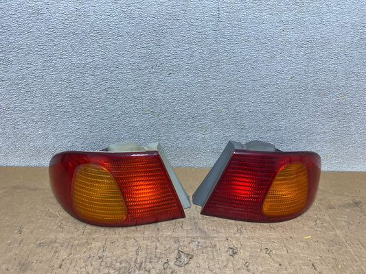1998 1999 2000 Toyota Corolla Left+Right Side Tail Lights V8448 DW0