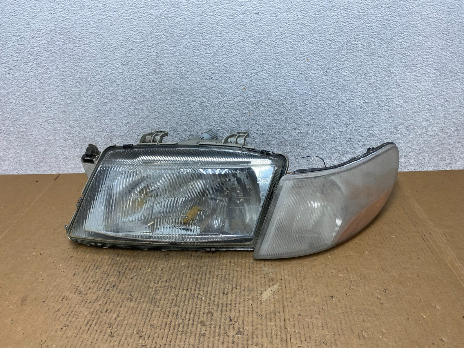 1999 to 2003 Saab 9-3 Front Left Driver LH Side Halogen Headlight AE1433 DW0