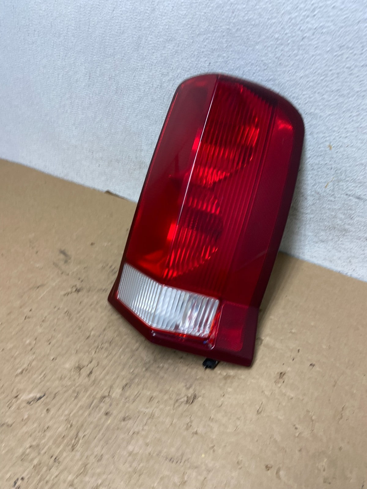 2002 to 2006 Cadillac Escalade Right Passenger RH Side Tail Light AF8072 DW1
