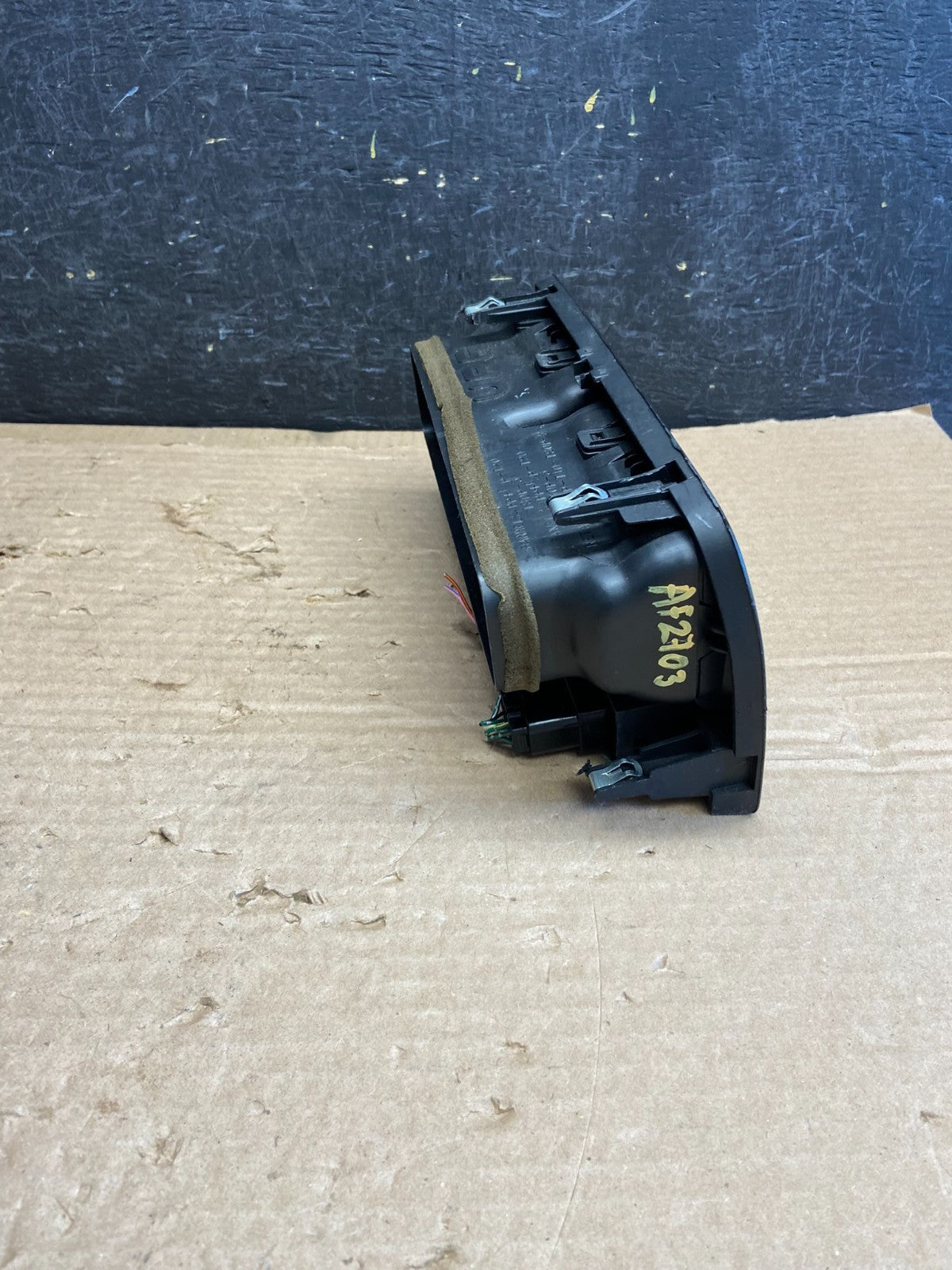 1997 to 2001 Lexus ES330 ES300 Front Center Side Air Vent AF2703 DG1