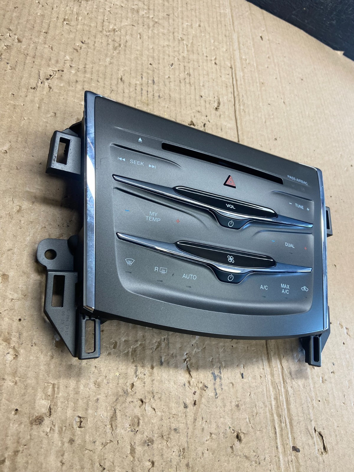 2013 to 2016 Lincoln MKS Radio Dual Climate Control Panel Air Vent AE4026 DG2