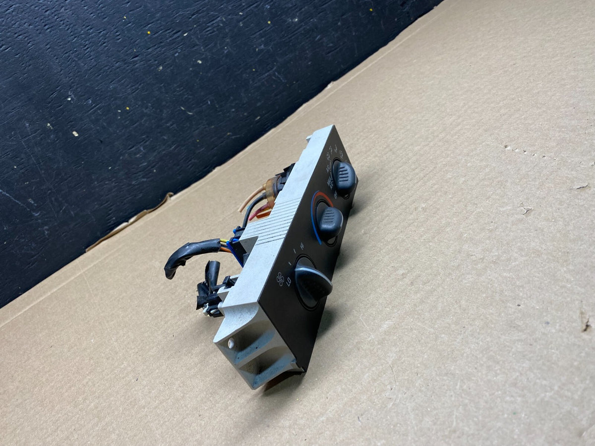 2001 - 2007 GMC Chevrolet Express 1500 Climate Control A/C L2171 DG1