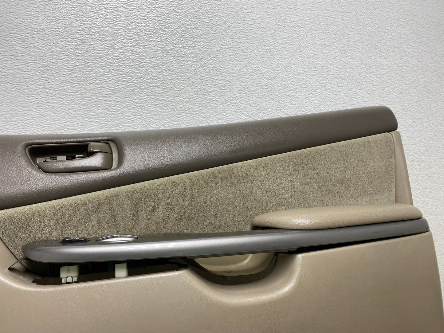 2005 to 2010 Toyota Sienna Right Passenger Side Front Door Trim AF49743