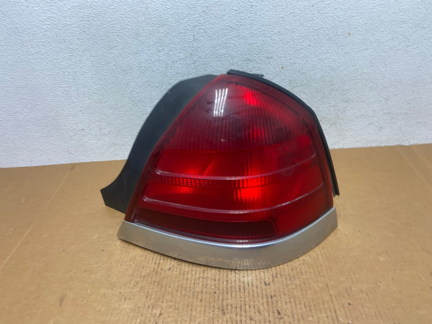 1998-2003 Ford Crown Victoria Right Passenger Rh Side Tail Light AE0441 LK0