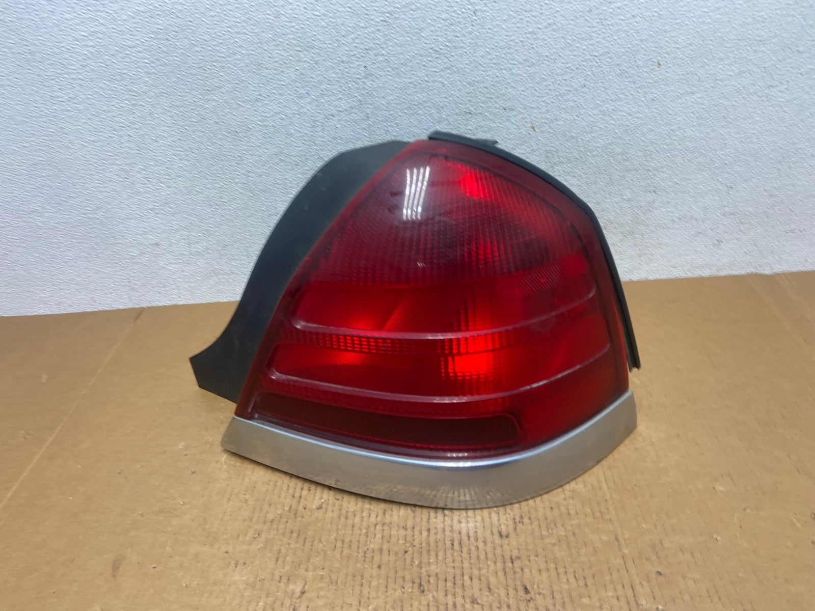 1998-2003 Ford Crown Victoria Right Passenger Rh Side Tail Light AE0441 LK0
