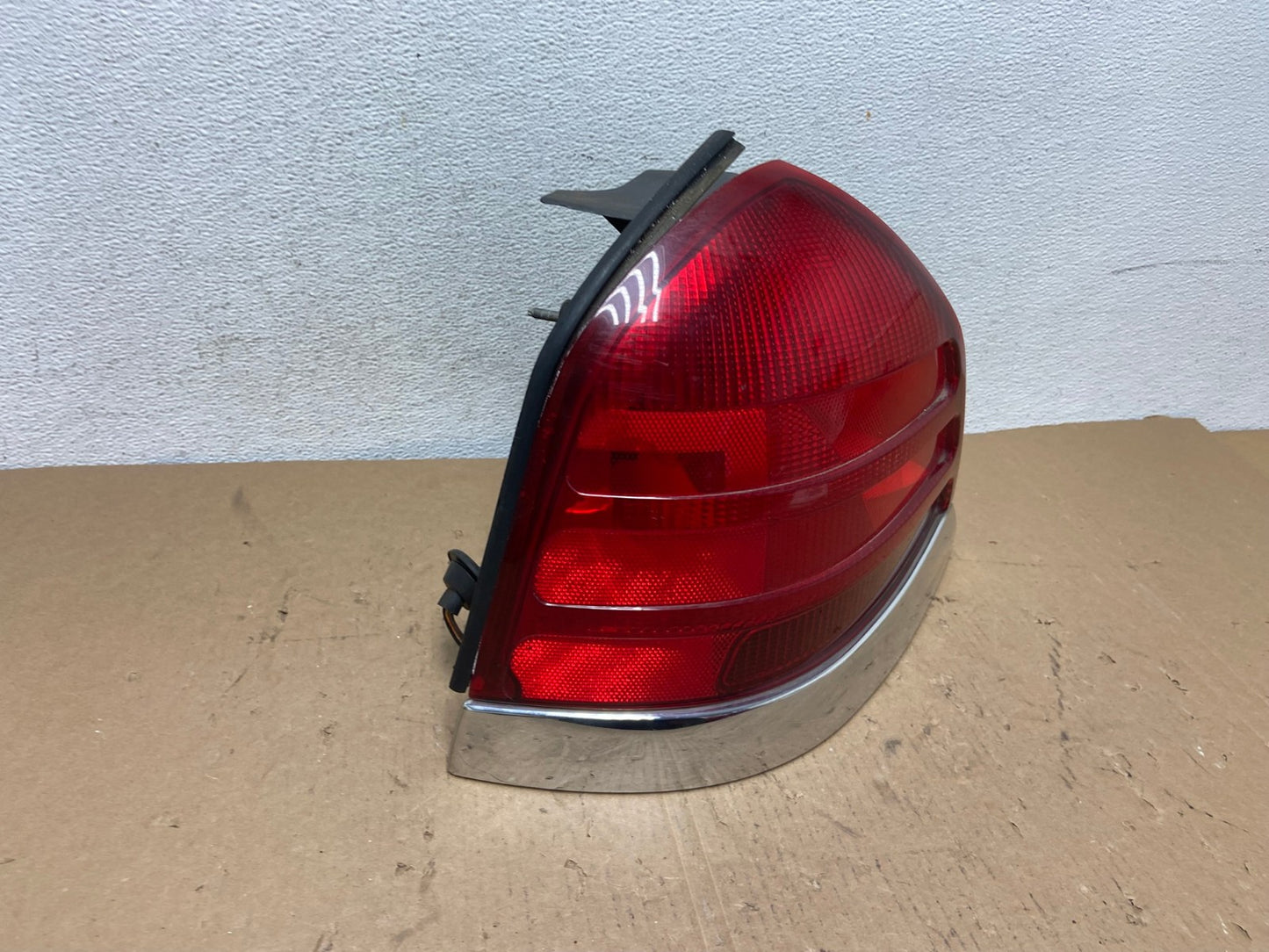 1998-2003 Ford Crown Victoria Left Driver Lh Side Tail Light AD8057 LK2