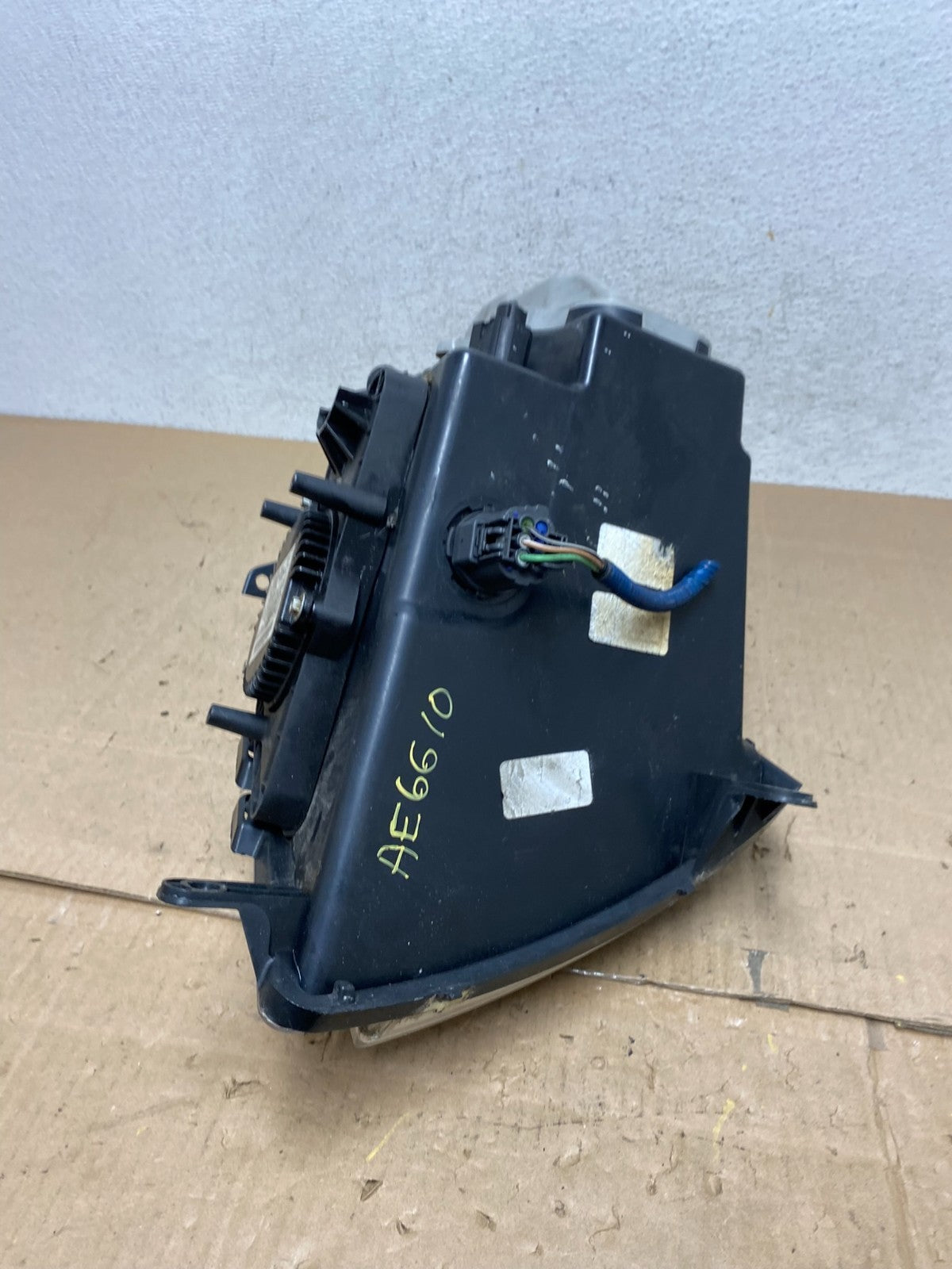 2005 - 2011 Cadillac STS Right Passenger RH Side Xenon Headlight AE6610 DW9
