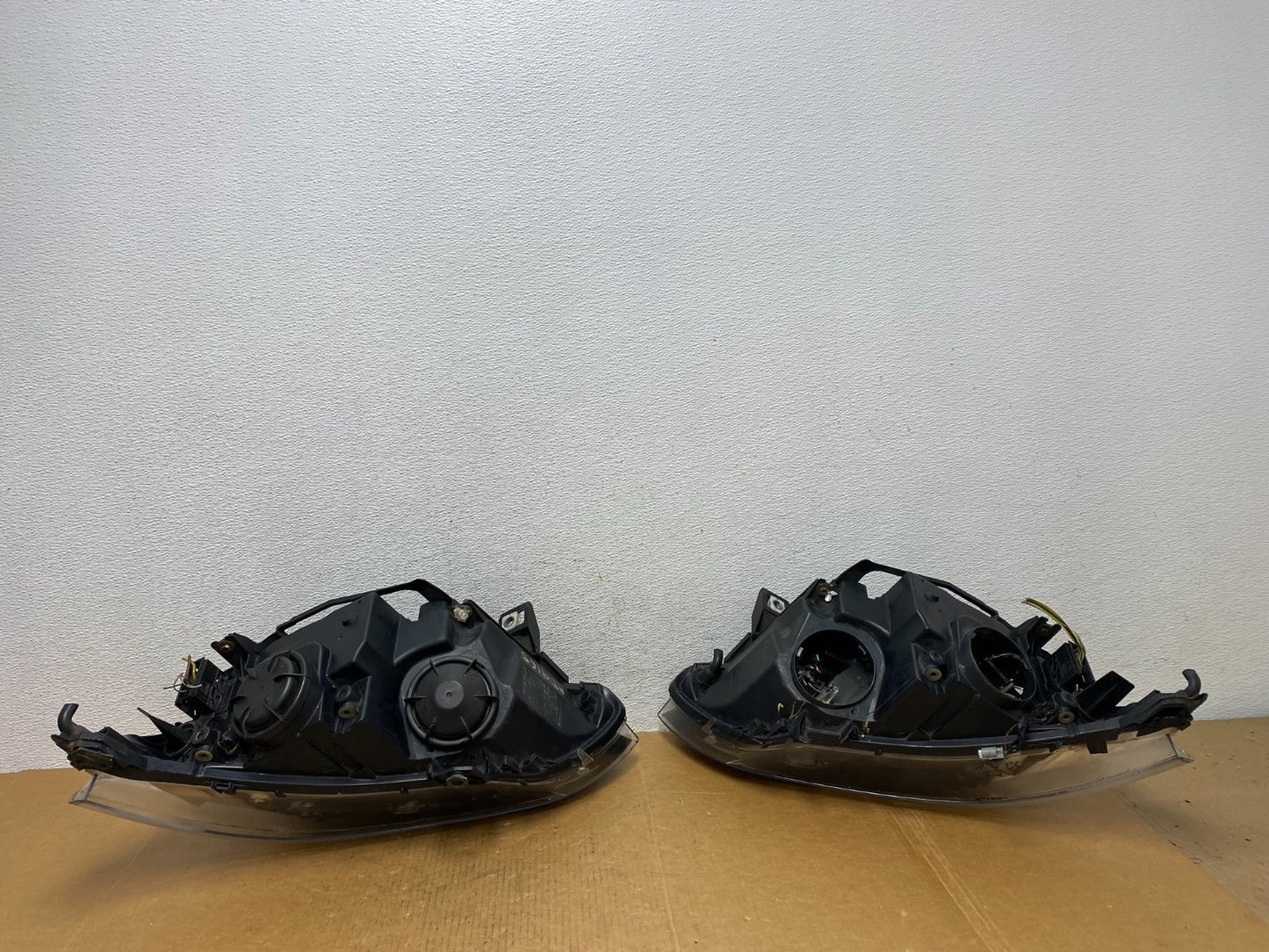 2004 to 2007 BMW 525i 5 Series Left+Right Set Halogen Headlights AD9165 DG10