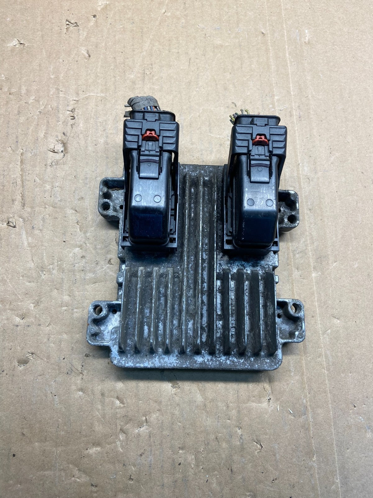 2010 to 2013 Chevrolet Silverado Yukon Engine Control Module ECM ECU AG1644 DW0