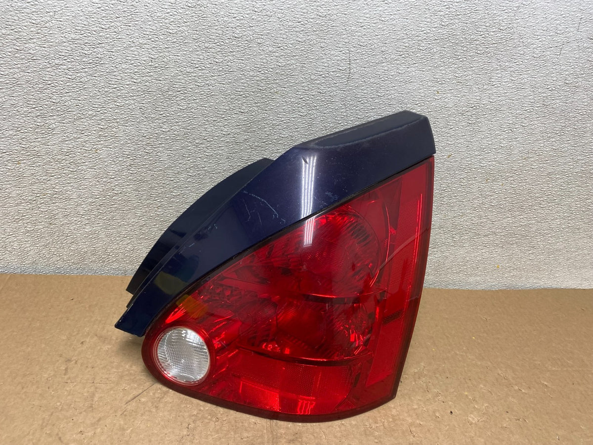 2004 to 2008 Nissan Maxima Right Passenger Tail Light V3121 DW0