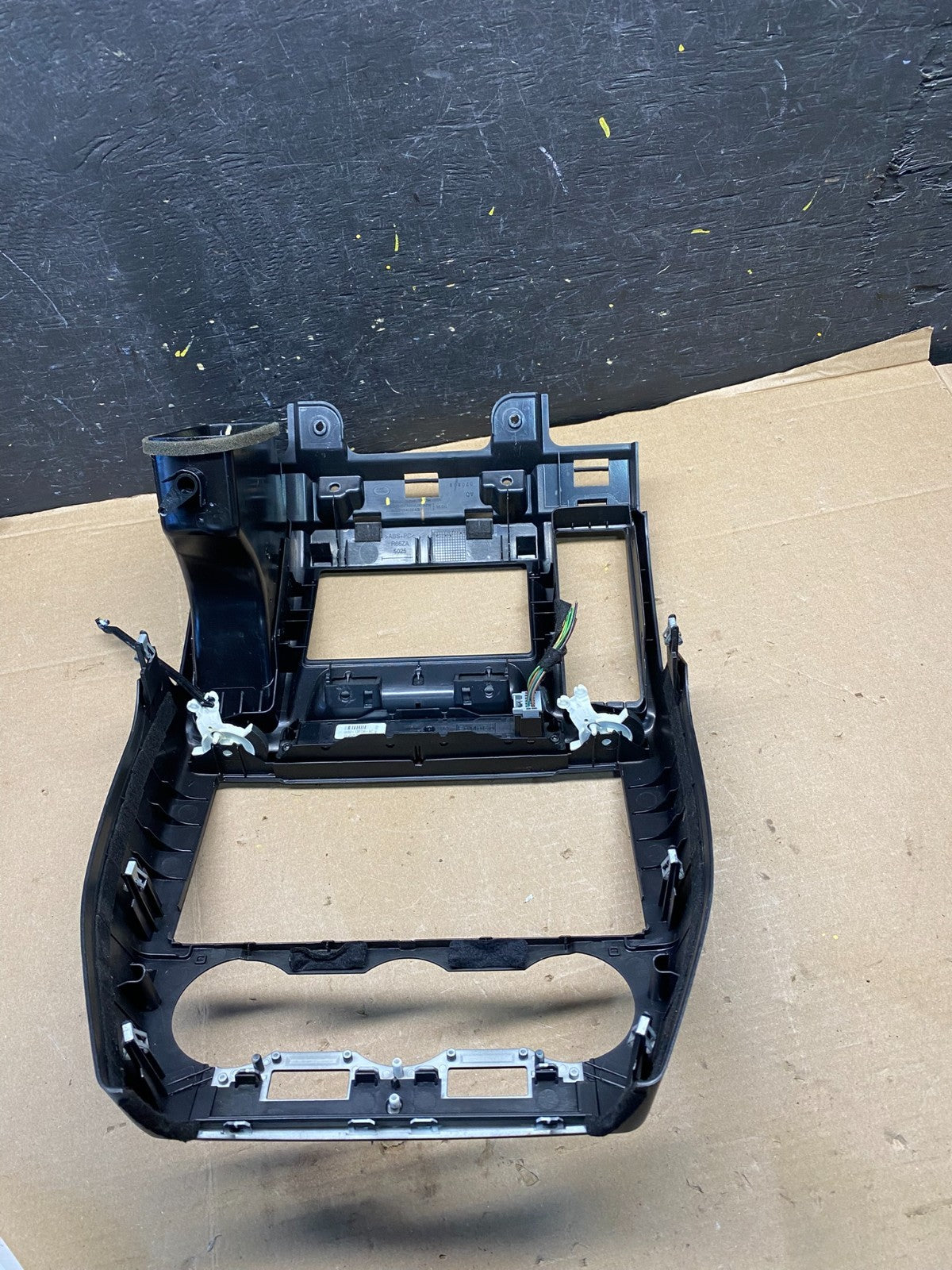 2008 - 2012 Land Rover LR2 OEM Center Radio Climate Dash Air Vent Bezel R2545 DG5