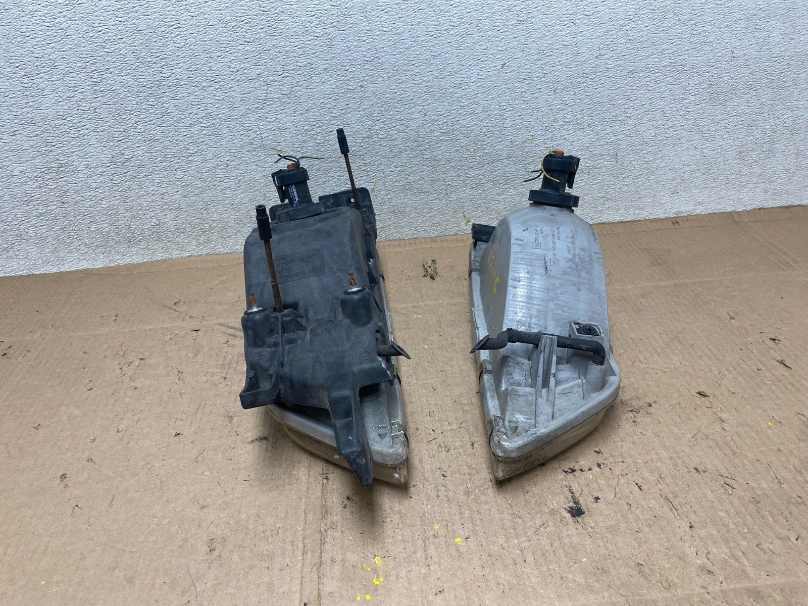 1997 to 1999 Nissan Maxima Left+Right Side Headlights Halogen OEM R7416 DW10