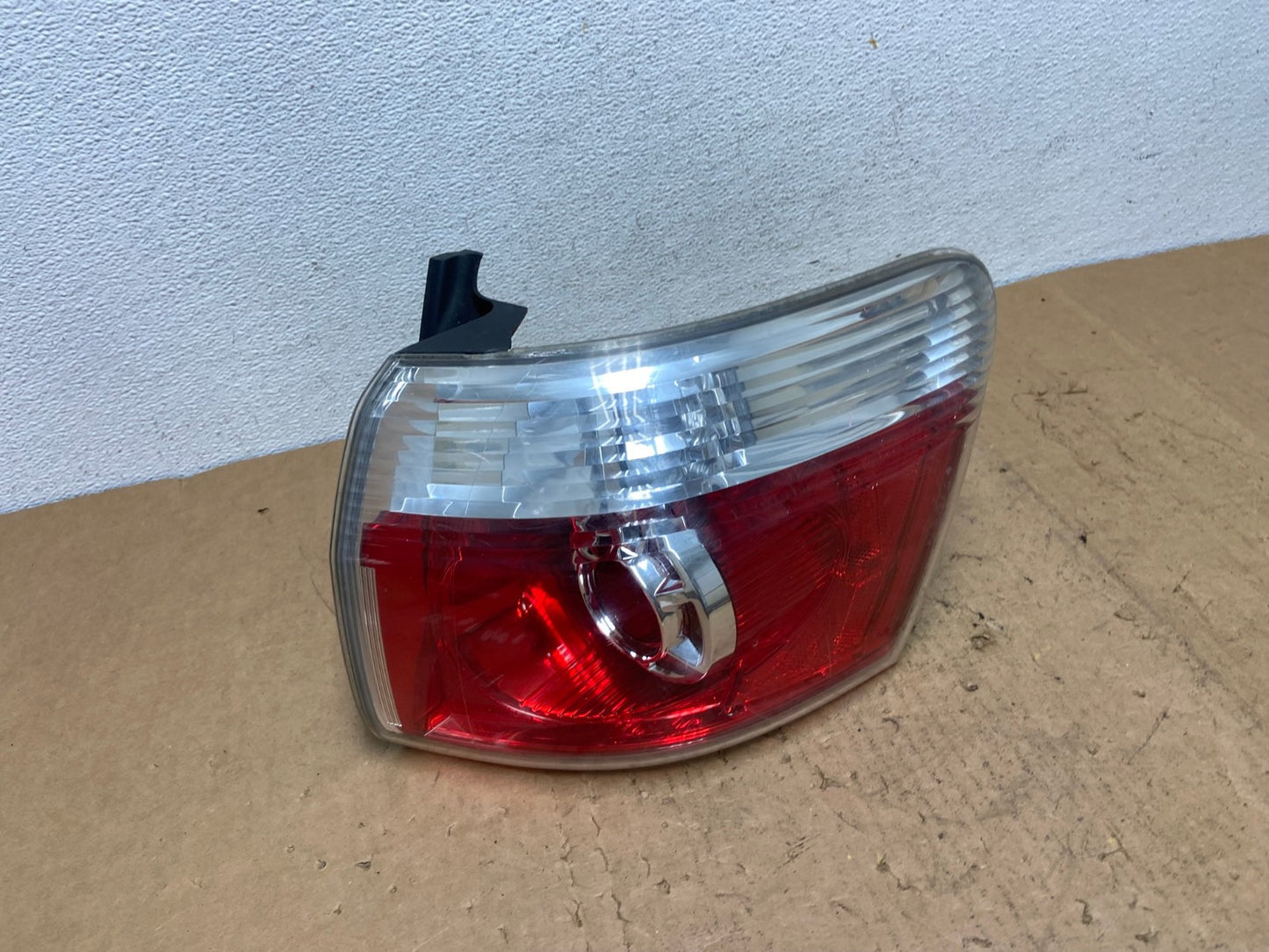 2007 to 2012 GMC Acadia Halogen Tail Light Right Passenger RH Side AD0453 LK0
